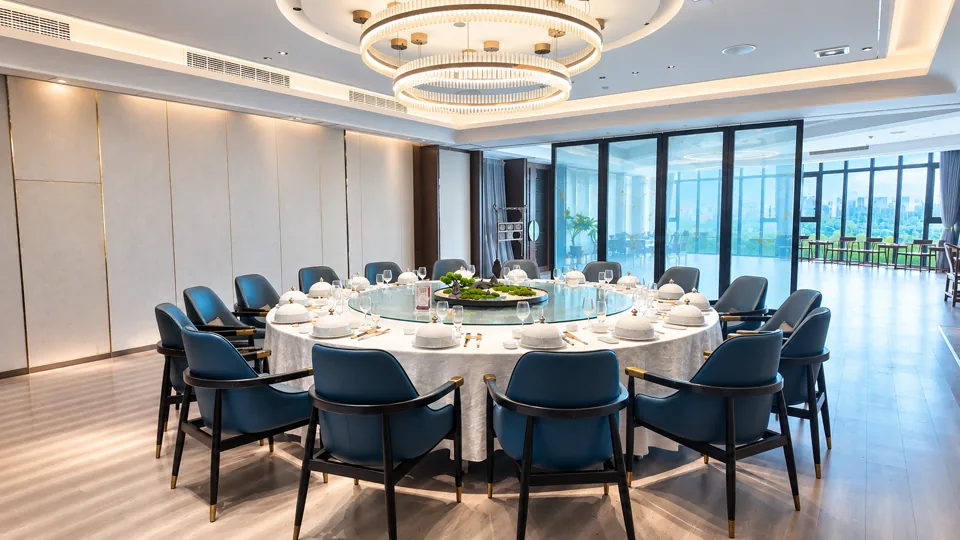 酒店中餐包厢实景:圆桌与临窗就餐空间