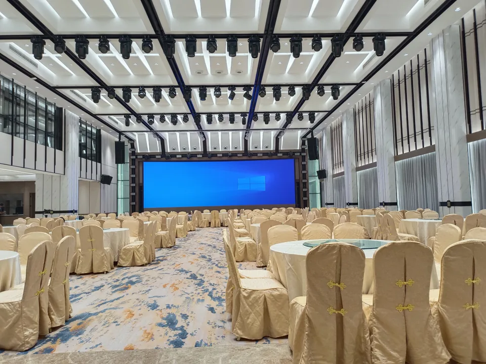酒店宴会厅实景:圆桌席位、舞台与宴会通道