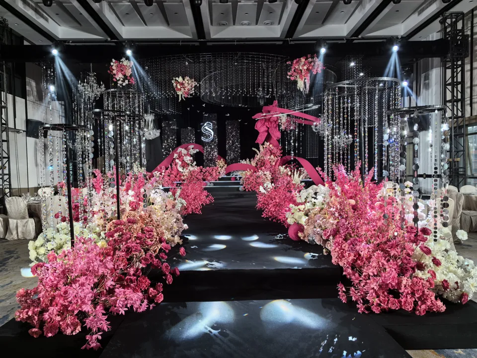 酒店婚宴花艺案例:红粉色花艺与仪式舞台